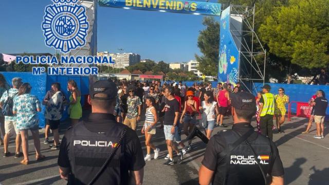 Agentes en la entrada del festival.