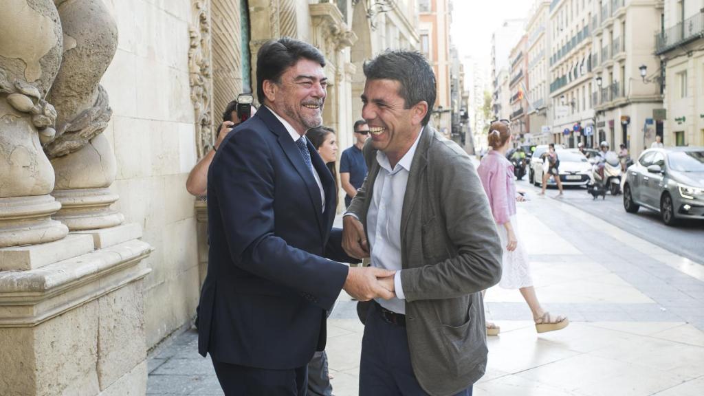 El jefe del Consell, Carlos Mazón, se reúne con el alcalde de Alicante, Luis Barcala, para anunciar la puesta en marcha de varios proyectos en la ciudad.