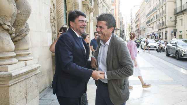 El jefe del Consell, Carlos Mazón, se reúne con el alcalde de Alicante, Luis Barcala, para anunciar la puesta en marcha de varios proyectos en la ciudad, en imagen de archivo.