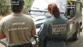 Imagen de dos agentes de la Guardia Civil durante la investigación.
