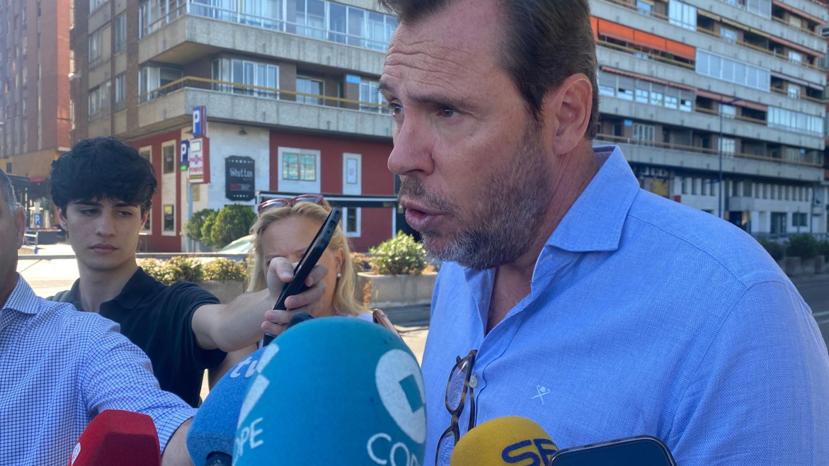 El secretario general del PSOE de Valladolid, Óscar Puente, en una rueda de prensa