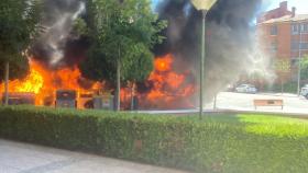 Los Bomberos luchan contra el fuego en un autobús de Valladolid