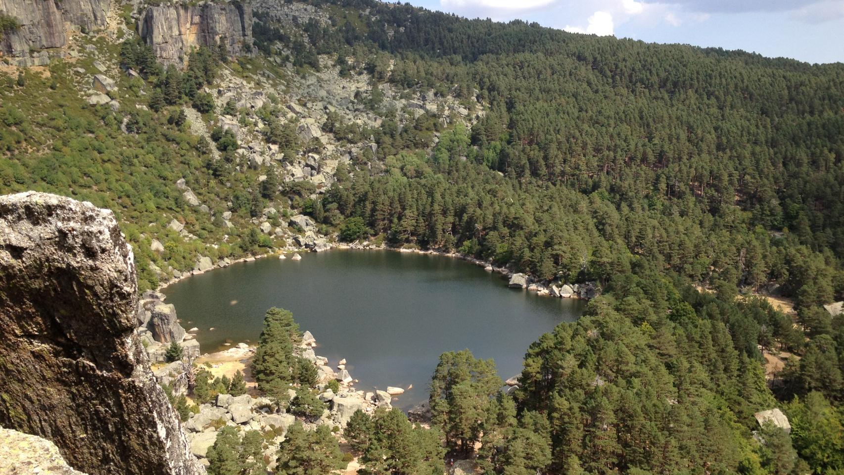 La refrescante laguna negra de origen glaciar que está en España y recuerda a Siberia