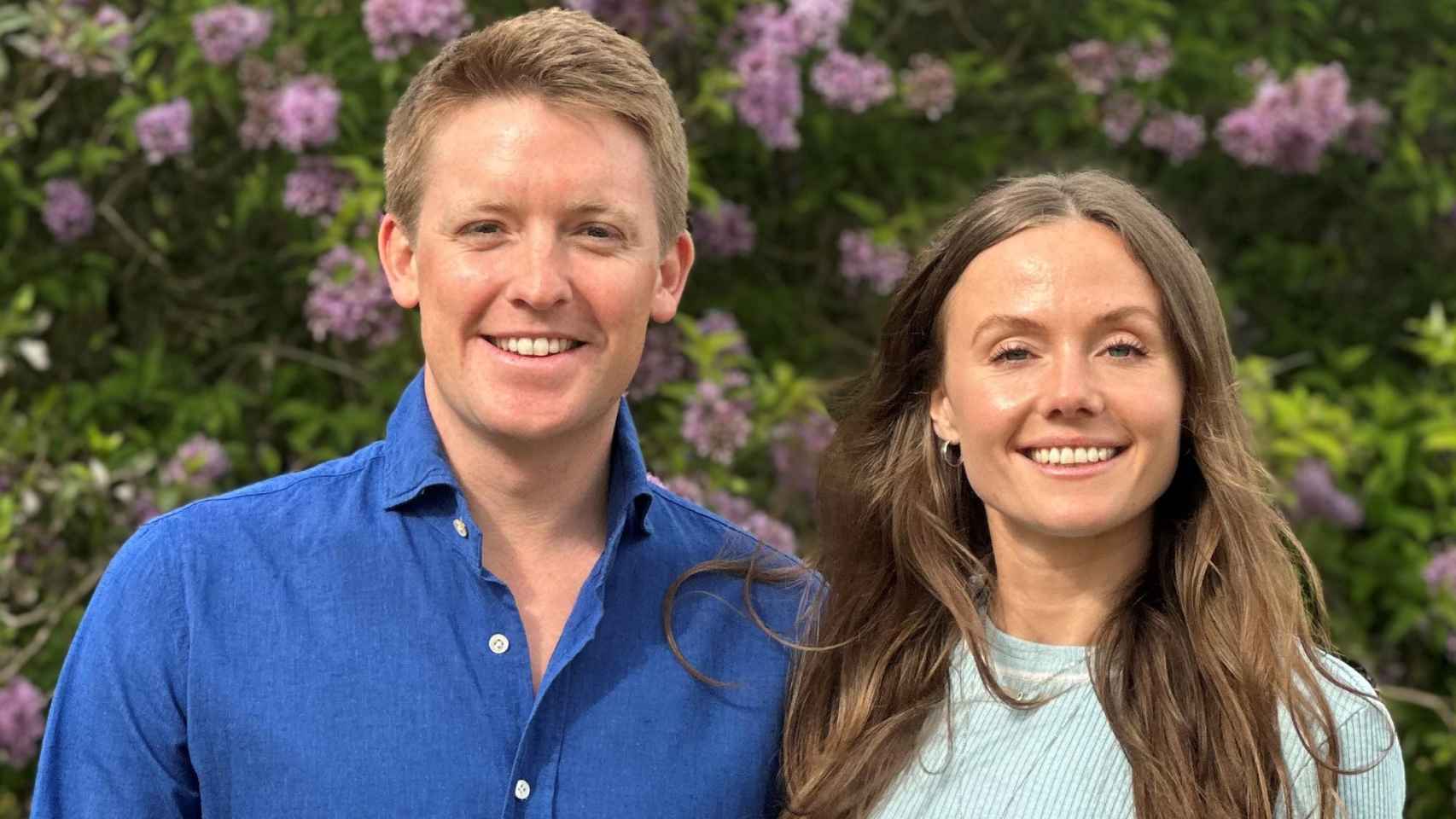 Hugh Grosvenor junto a su prometida, Olivia Henson.