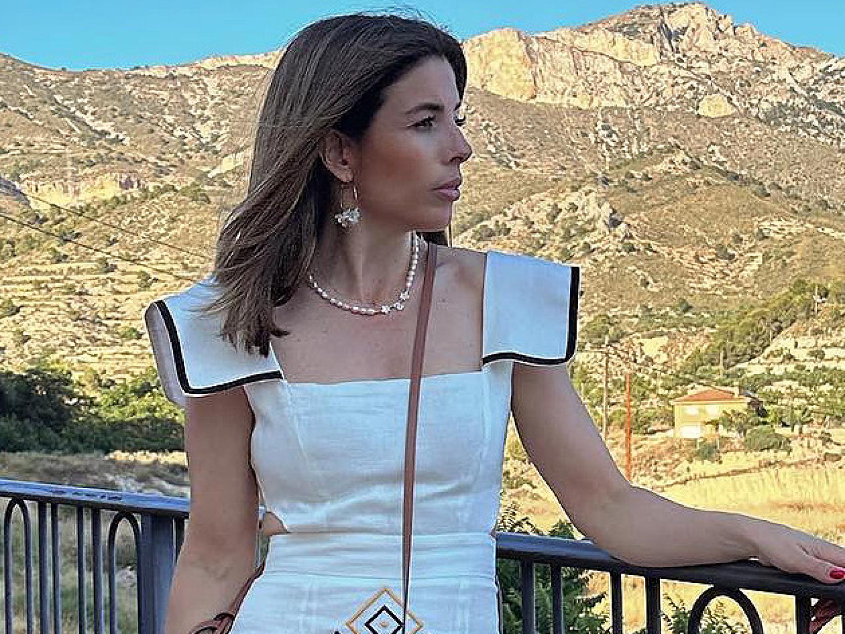 Copia el look estival con el que Lidia Bedman arrasa en las redes: vestido  blanco de lino, mini capazo y alpargatas