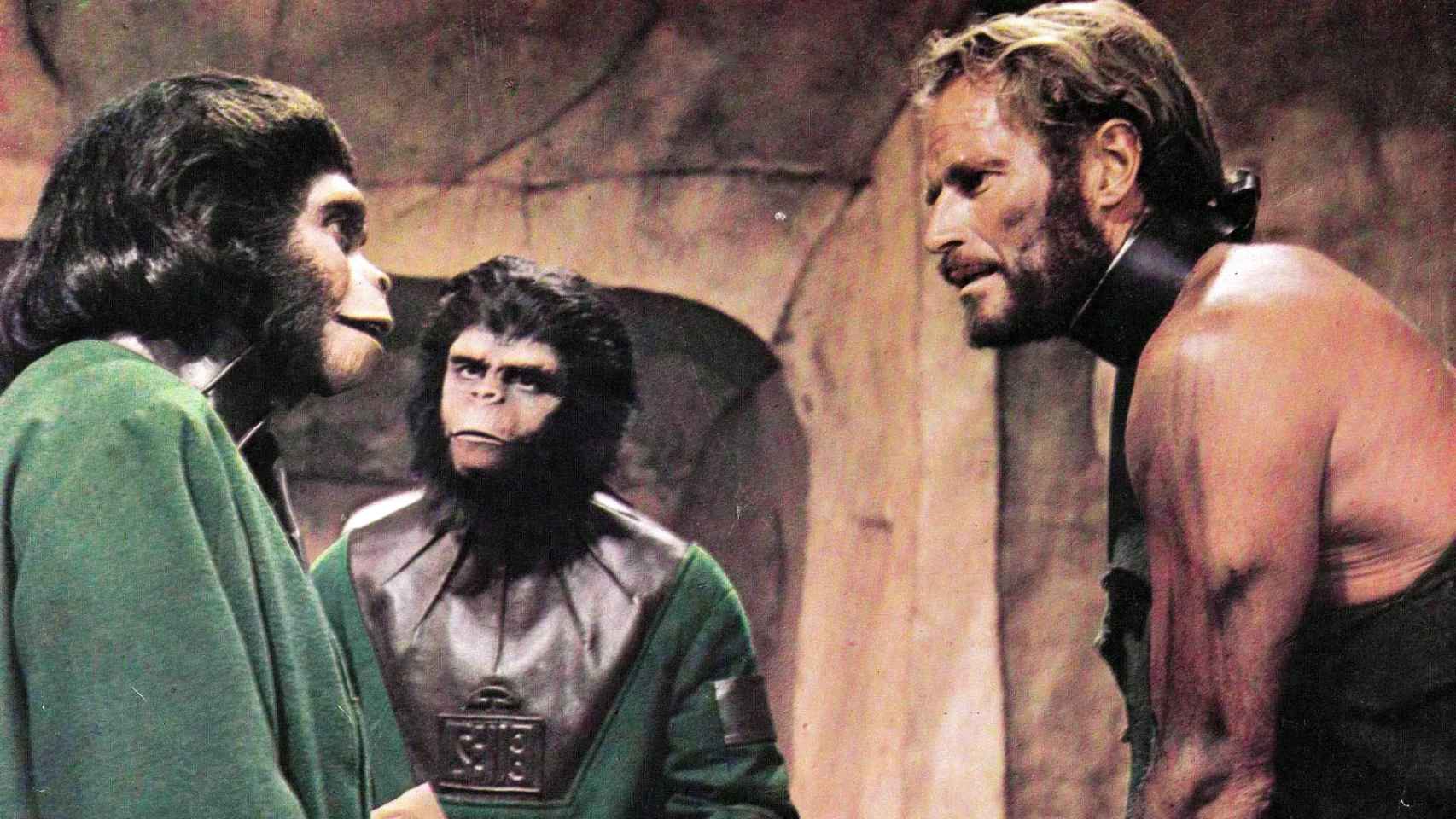 Kim Hunter (Zira), Roddy McDowall (Cornelius) y Charlton Heston (Taylor) en 'El planeta de los simios' (1968)