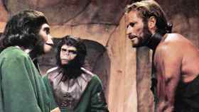 Kim Hunter (Zira), Roddy McDowall (Cornelius) y Charlton Heston (Taylor) en 'El planeta de los simios' (1968)