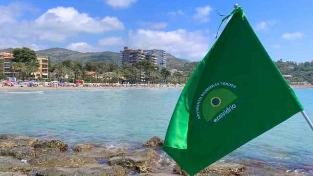 Fotografía de archivo de la 'bandera verde' a la sostenibilidad que otorga Ecovidrio. Cedida Ecovidrio