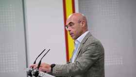 Jorge Buxadé interviene durante una rueda de prensa, en la sede nacional de VOX este lunes.