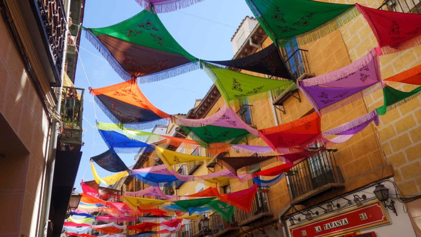 Las calles de Lavapiés y el centro de Madrid decoradas con mantones de Manila para las fiestas de San Cayetano con el concierto de Ana Guerra gratis.