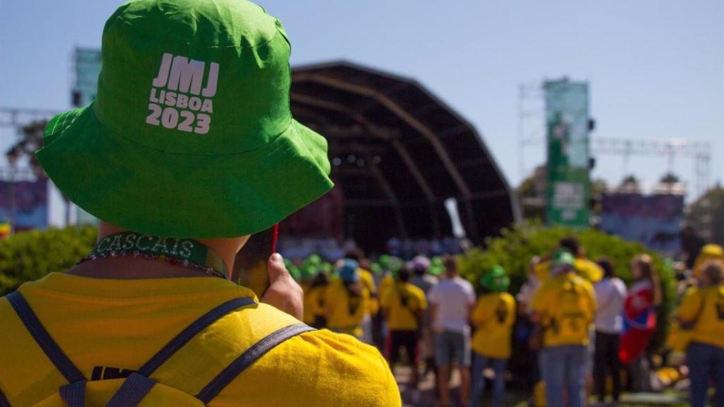 Un joven con un sombrero en los días previos a la JMJ de Lisboa.