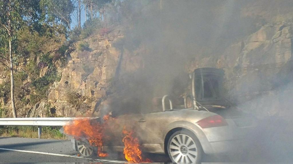 Arde un coche en la Tercera Ronda de A Coruña entre Alvedro y A Zapateira