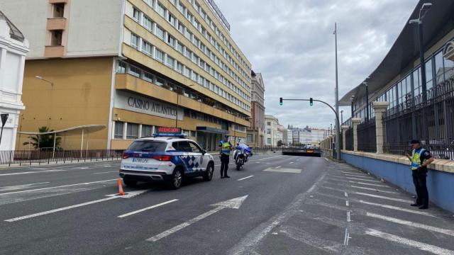 La Policía Local corta la circulación del túnel de la Marina.