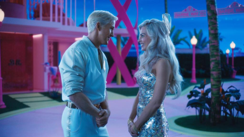 Ken y Barbie en una escena de la película.