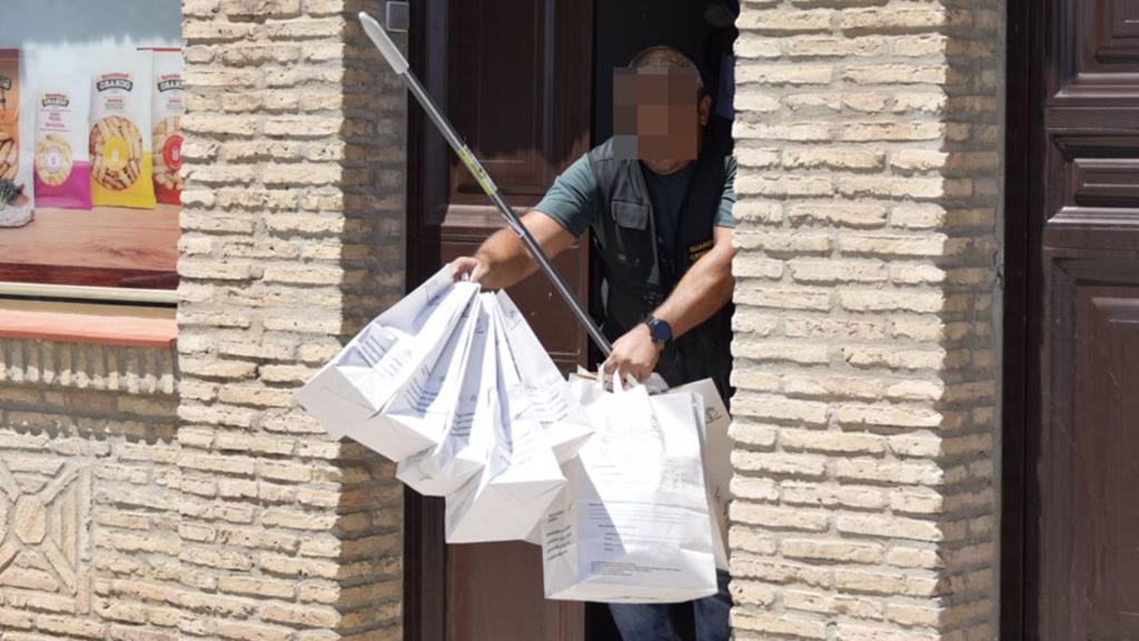 Un agente de la Guardia Civil sale del domicilio de Utrera donde vivía la víctima.