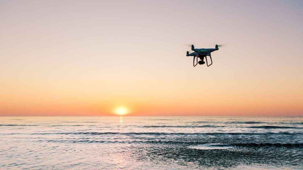 Imagen de archivo de un dron sobrevolando una playa.