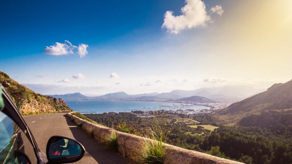 Vista desde el coche de un paisaje de vacaciones de verano.