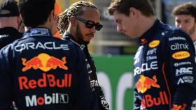 Hamilton entre los dos pilotos de Red Bull