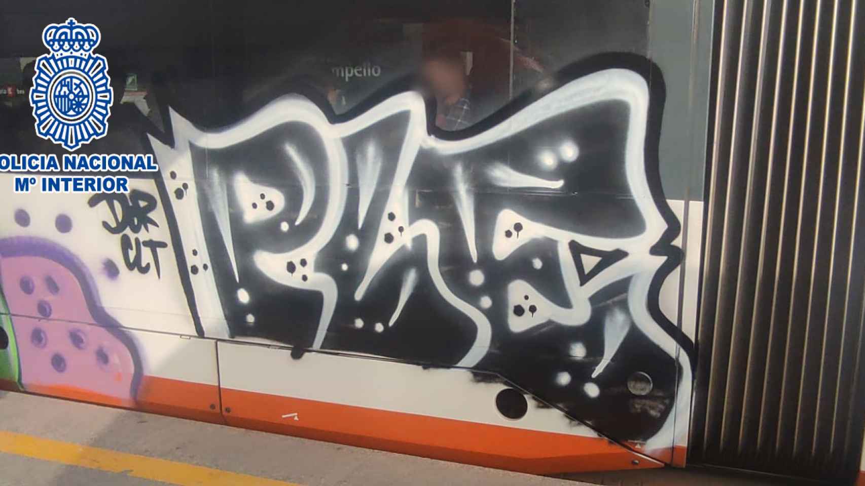 Imágenes de los grafitis en el TRAM.
