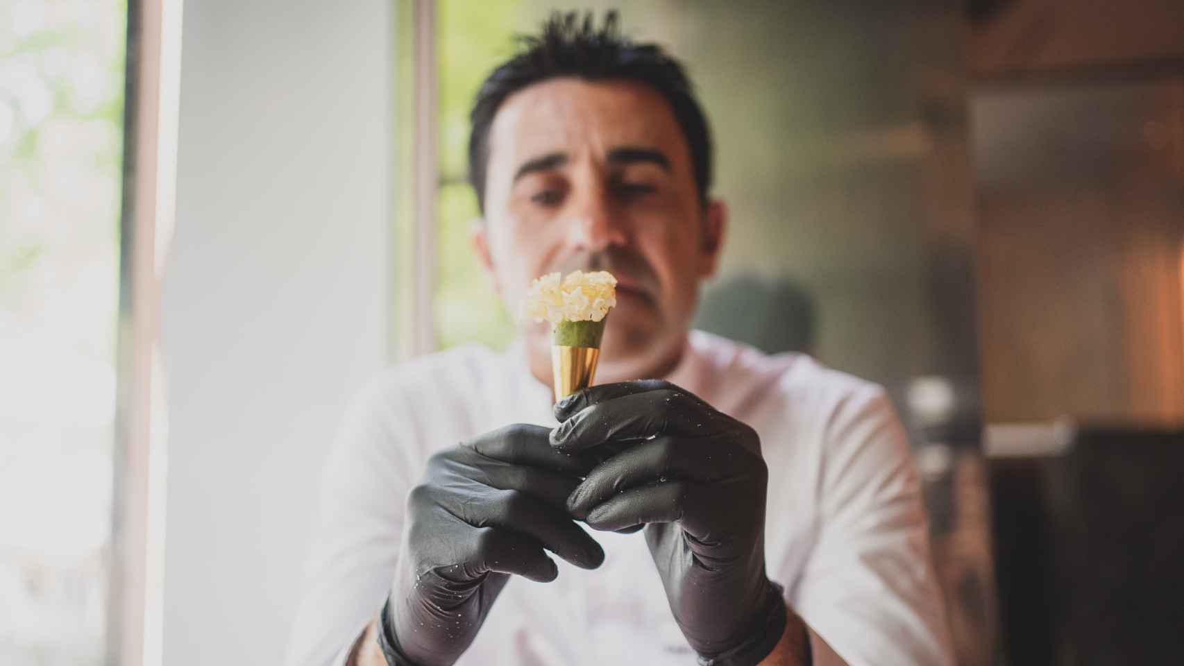Santiago Mohedano sostiene una de sus flores de queso en el restaurante Ramses.