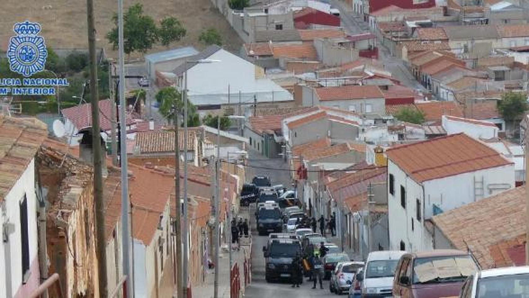 Despliegue policial en la barriada del Carmen de Puertollano.