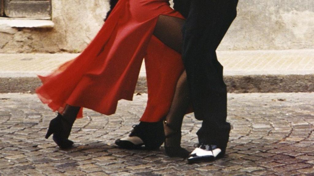 Dos personas bailando un tango