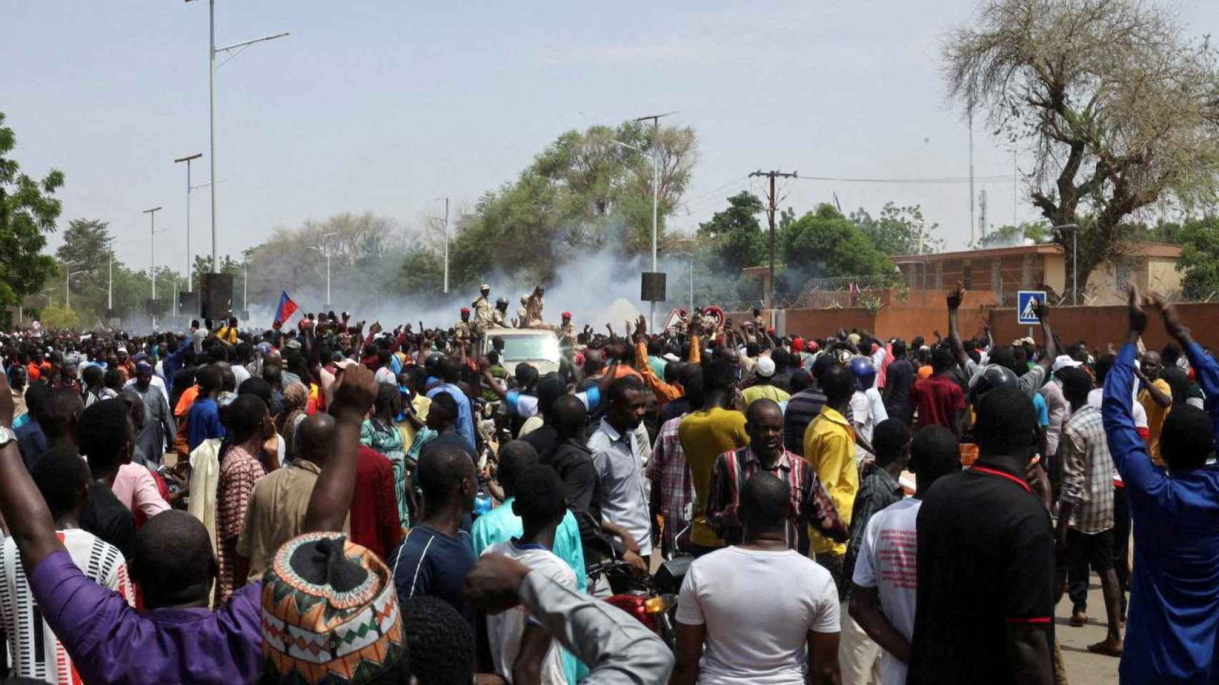 Manifestantes frente a la embajada francesa en Níger este lunes.