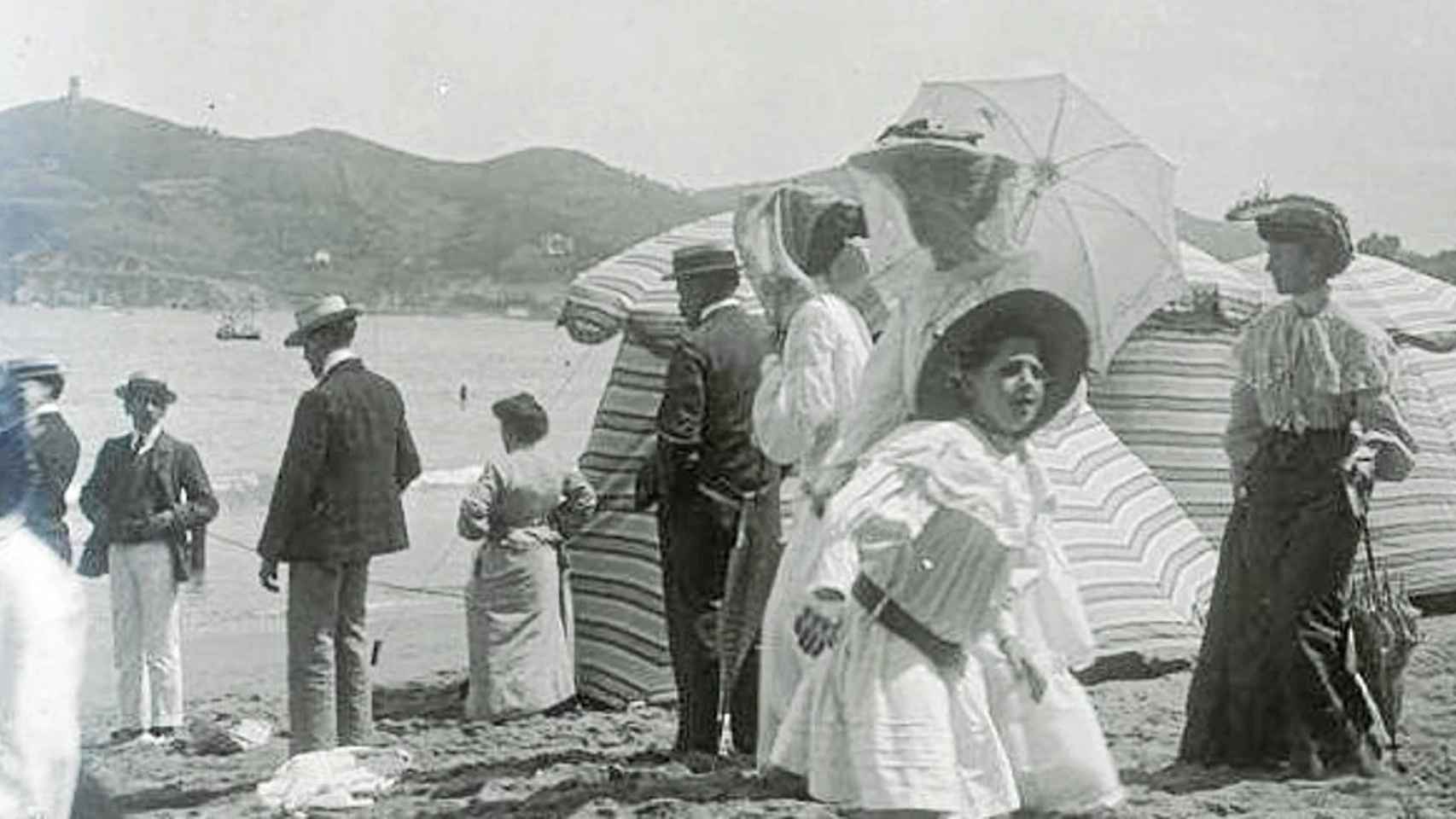 Bañistas en la playa de La Concha (San Sebastián) a principios del siglo XX.