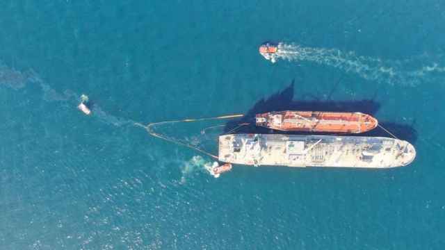 El barco Gas Venus durante el trasvase de fue en la Bahía de Algeciras.