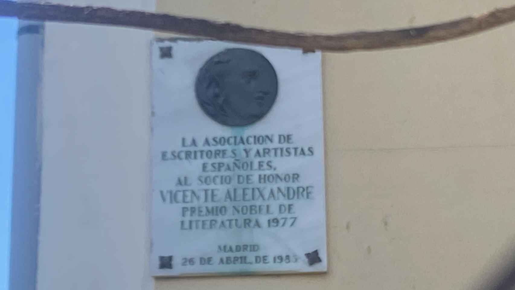 La placa en memoria de Vicente Aleixandre en una de las fachadas de Velintonia.
