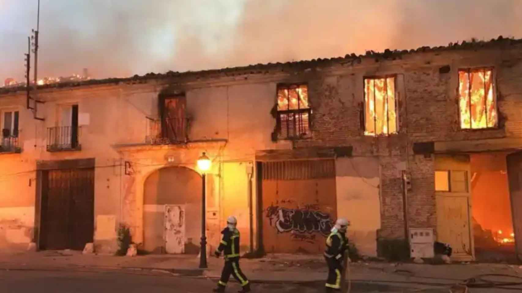 Los bomberos intentando sofocar el incendio del Palacio de Osuna en 2018.