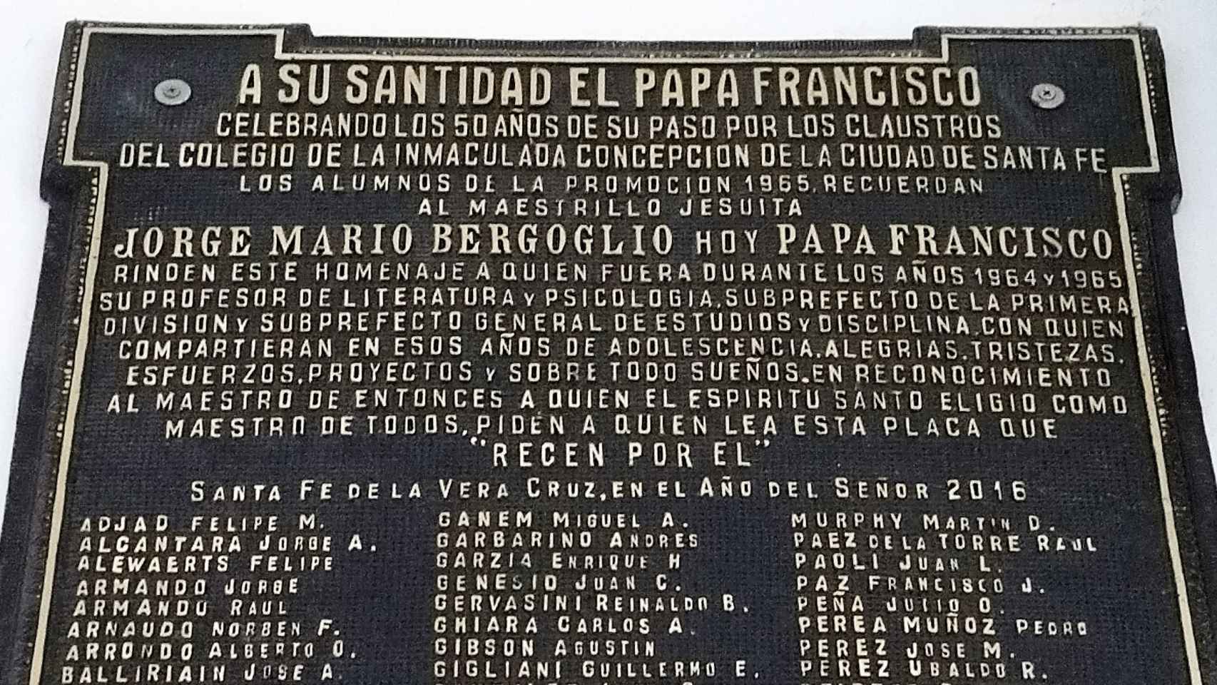 La placa de homenaje al papa Francisco colocada por sus antiguos alumnos en el colegio jesuita de Santa Fe, en Argentina.