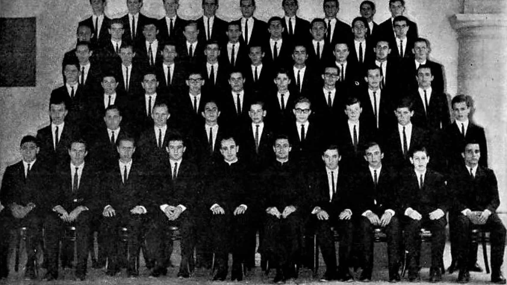 Jorge Bergoglio (en primera fila, el quinto por la izquierda) y sus estudiantes de Bachillerato, en 1965.