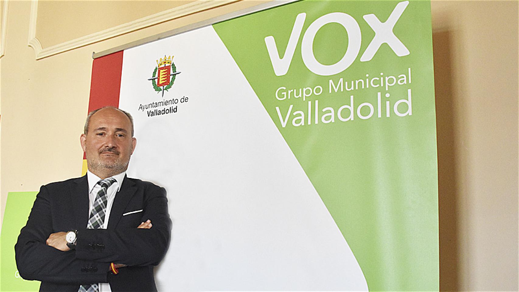 Alberto Cuadrado, concejal de Salud Pública y Seguridad Ciudadana en el Ayuntamiento de Valladolid posando para EL ESPAÑOL