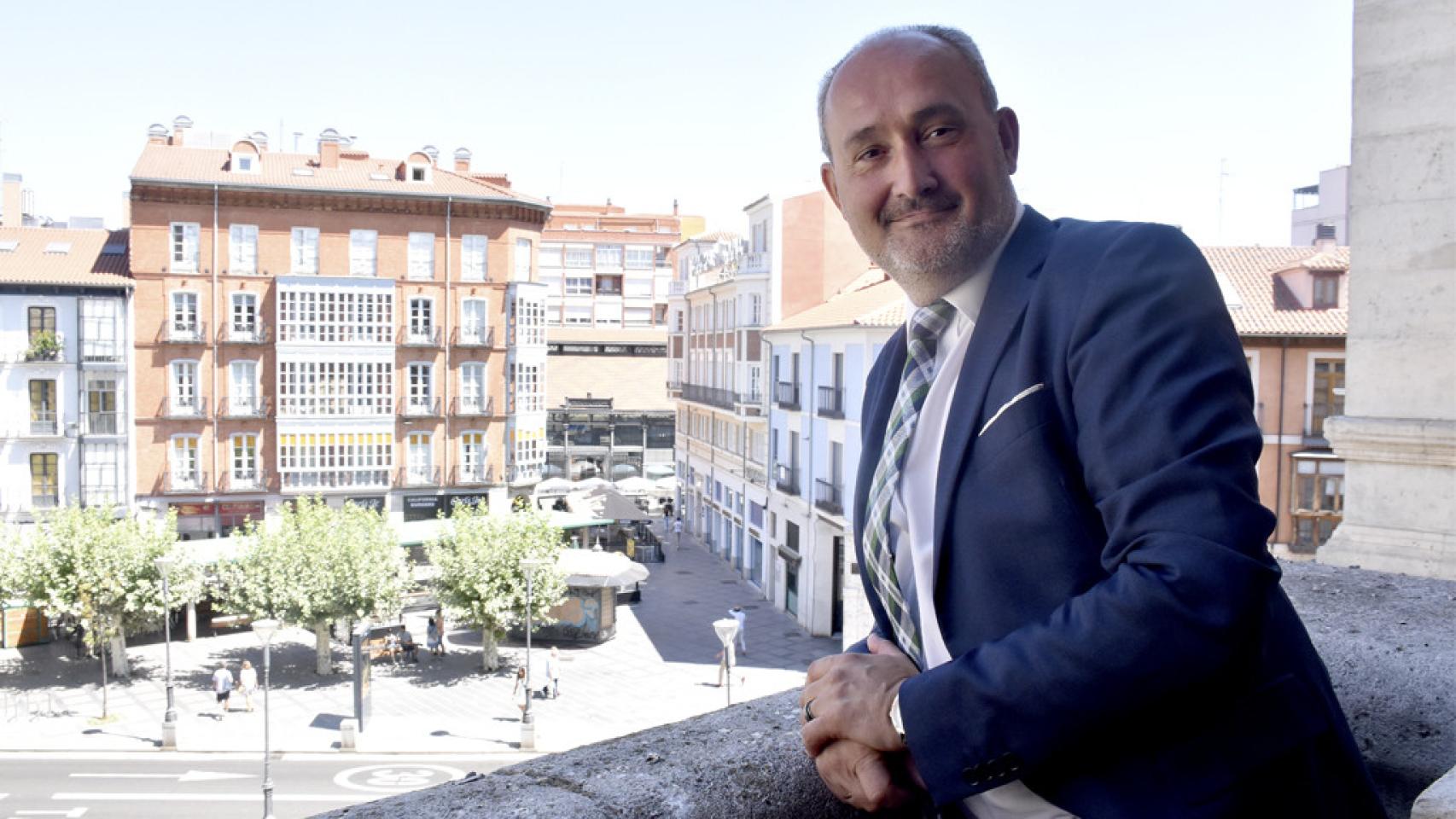 Alberto Cuadrado, concejal de Salud Pública y Seguridad Ciudadana en el Ayuntamiento de Valladolid, en el balcón