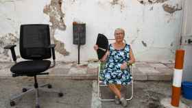 Dolores Sánchez, de 81 años, se abanica durante la ola de calor en Coín (Málaga).