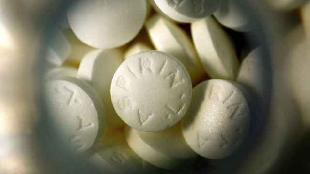 La administración de aspirina en población sana puede tener efectos secundarios.