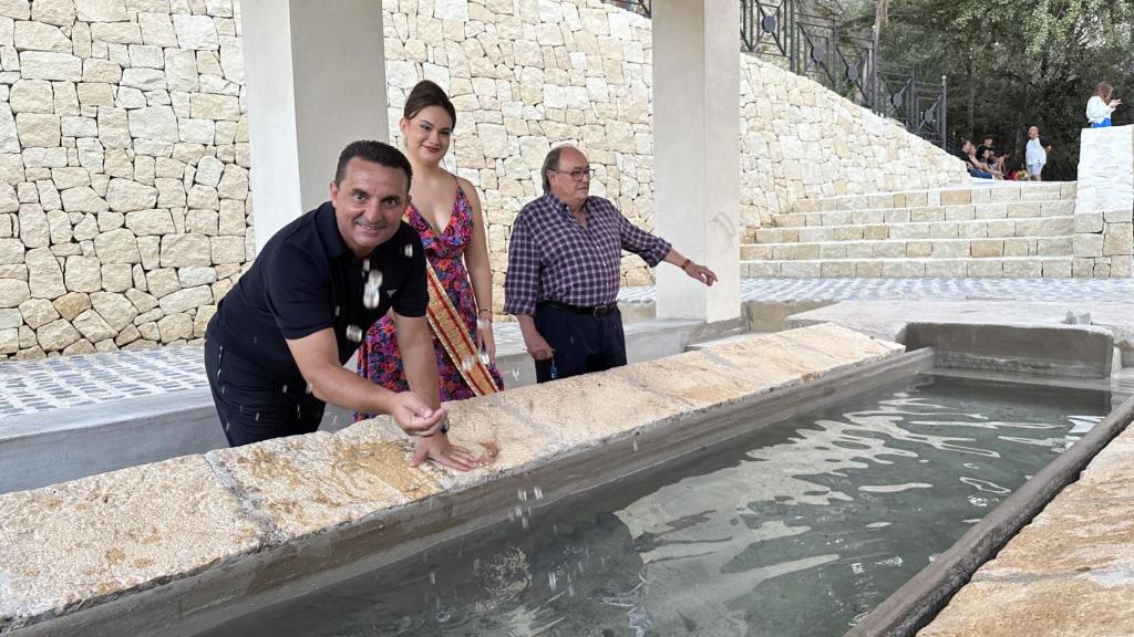 Pie de Foto: Teresa Mercado, reina de les Festes, Pedro Lloret, concejal Cultura y Bernabé Cano, en el Llavador de la Favara.