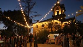 Asistentes disfrutan de una de las jornadas inaugurales del Festival Noches Mágicas de Alicante.