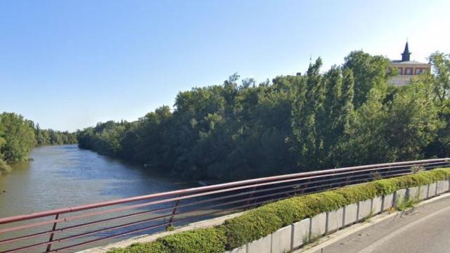 Imagen del lugar en el que cayó el hombre al río Pisuerga.