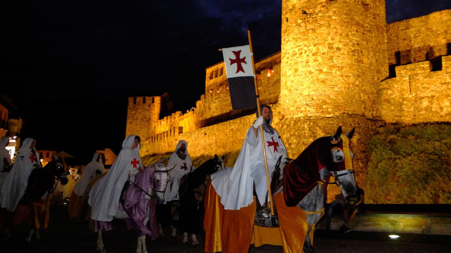 Escuderos templarios a caballo durante el Gran Desfile de la Noche Templaria