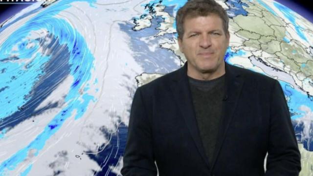 Mario Picazo delante de un mapa meteorológico.