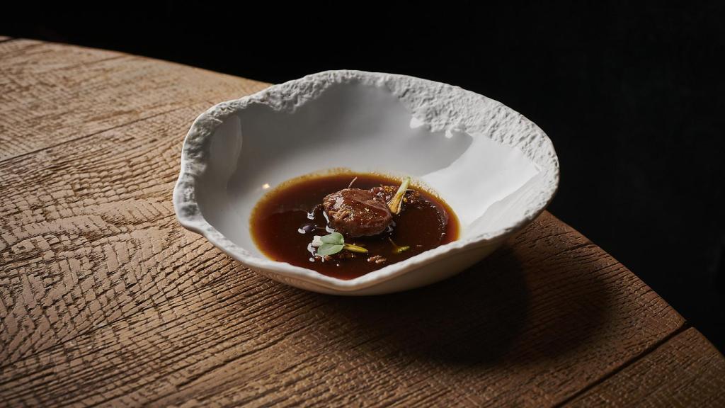 Un gran plato con la algarroba, el porc negre y la yema curada como ingredientes