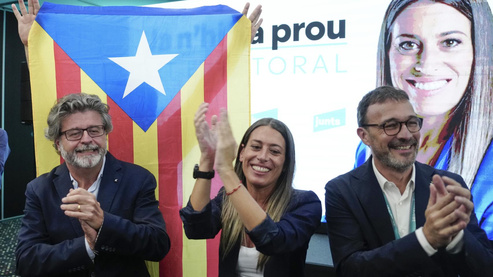 La cabeza de lista de Junts, Miriam Nogueras. A la derecha, el vicepresidente del partido, Josep Rius. A la izquierda, el líder en el Senado, Antoni Castella.