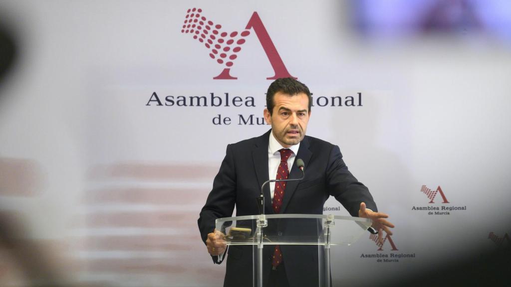 El portavoz de VOX en la Asamblea Regional, Rubén Martínez Alpañez, durante una rueda de prensa en julio.