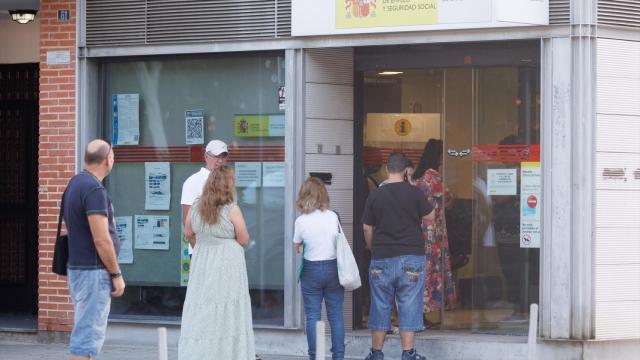 Varias personas frente a una oficina del SEPE en Móstoles.