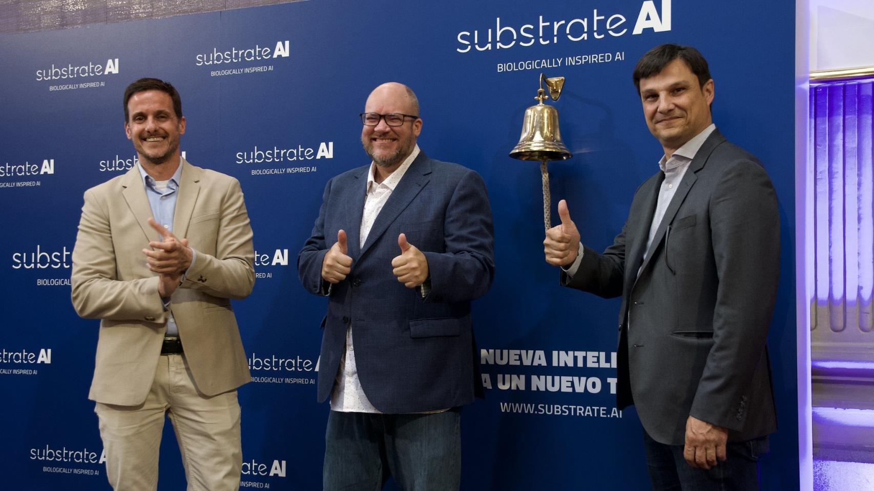El consejero delegado de Substrate AI, Iván García (i), el director de Tecnología, Ben Wroth (c), y el presidente de la empresa, Lorenzo Serratosa, durante el toque de campana de su salida a bolsa, en mayo de 2022.