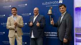 El consejero delegado de Substrate AI, Iván García (i), el director de Tecnología, Ben Wroth (c), y el presidente de la empresa, Lorenzo Serratosa, durante el toque de campana de su salida a bolsa, en mayo de 2022.
