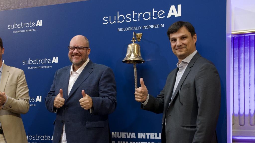 El consejero delegado de Substrate AI, Iván García (i), el director de Tecnología, Ben Wroth (c), y el presidente de la empresa, Lorenzo Serratosa, durante el toque de campana de su salida a bolsa, en mayo de 2022.