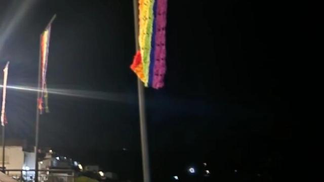 La bandera LGTBI colgada del mástil en Almáchar.